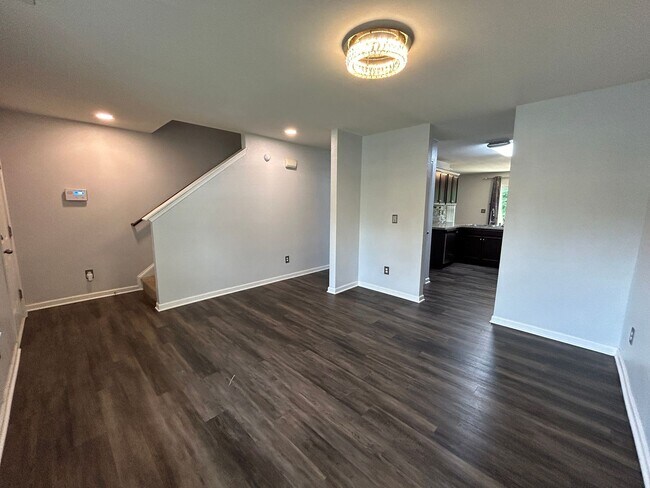 Foto del edificio - Beautiful 5 Bedroom Home in the Park Brook...