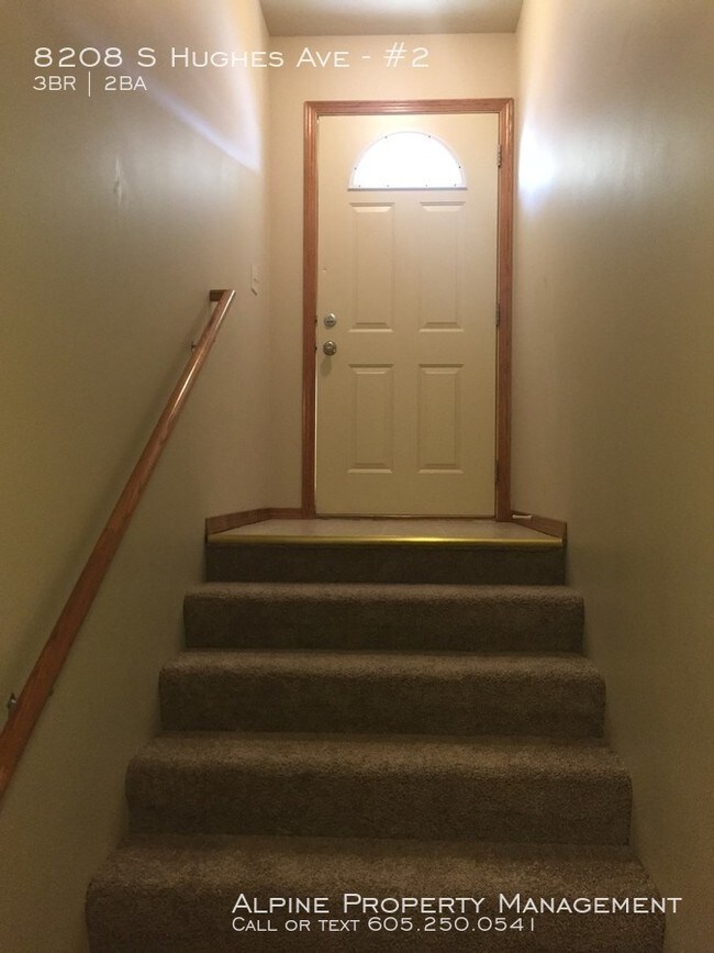 Foto del edificio - 3 Bed/2 Bath Lower Level Duplex with Garage!!