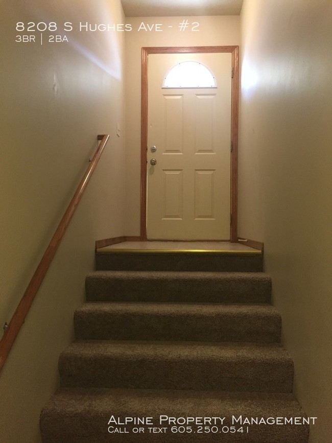 Building Photo - 3 Bed/2 Bath Lower Level Duplex with Garage!!
