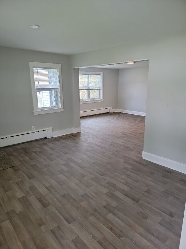 Foto del edificio - AVAILABLE JUNE 1st 2026 - Fantastic Newly Renovated 5 Bed 2 Bath Home w/ Garage