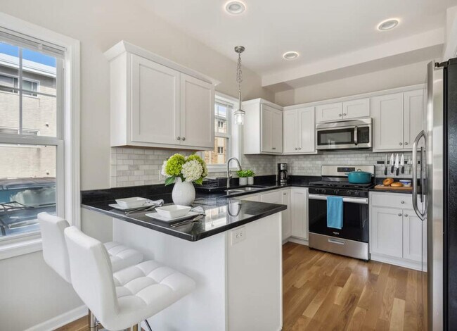 Foto del edificio - 2808 Colfax Ave South