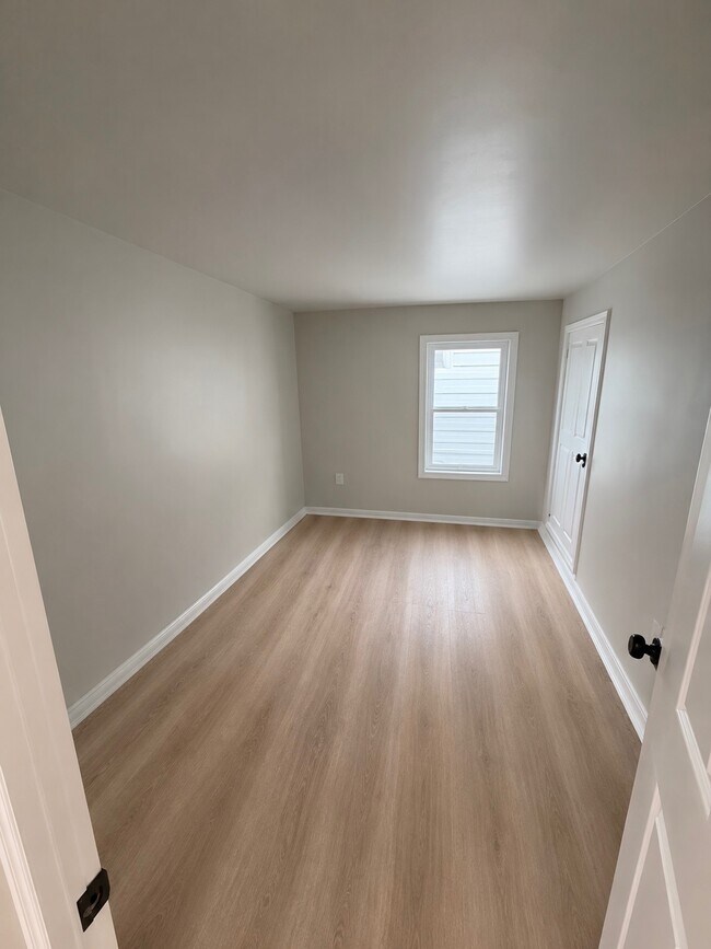 Building Photo - 351 Montaup St