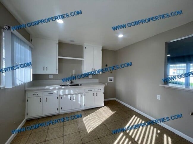 Foto del edificio - Will not Last! Charming 2 BD / 1 BA Norwalk Home with One Car Garage / Laundry Hook Ups