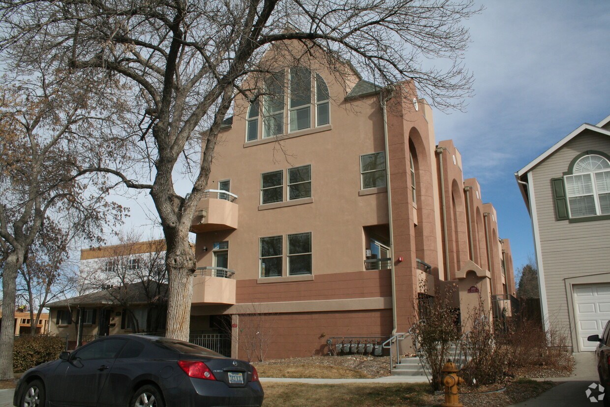 Josephine Brownstones Apartments in Denver, CO