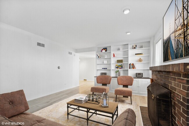 Building Photo - 545 W Belden Ave