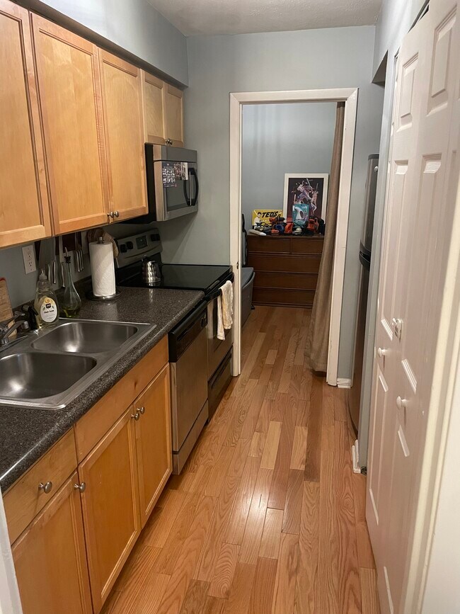 Galley kitchen - 1150 Collier Rd NW