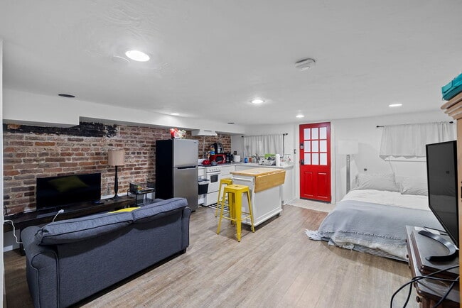 Building Photo - Beautiful, Spacious and Convenient in the HEART of DC