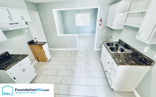 Building Photo - 3405 Hallbrook St