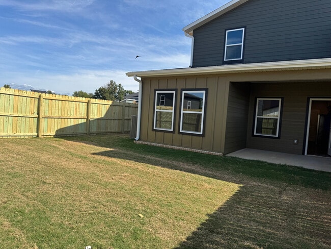 Building Photo - 1802 SW Poigai Wy