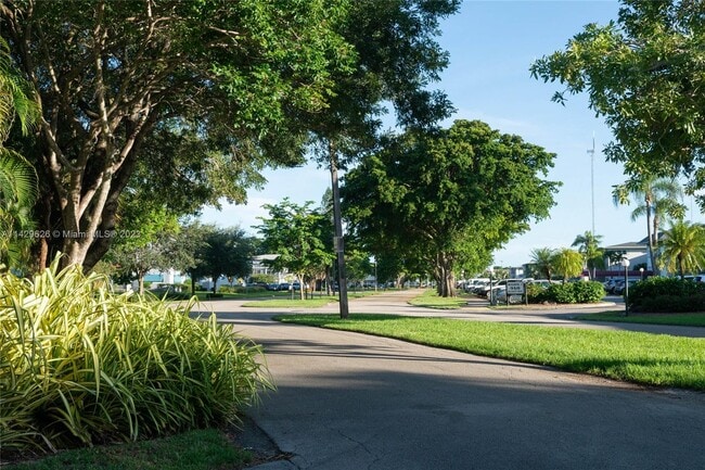 Foto del edificio - 911 Hillcrest Ct