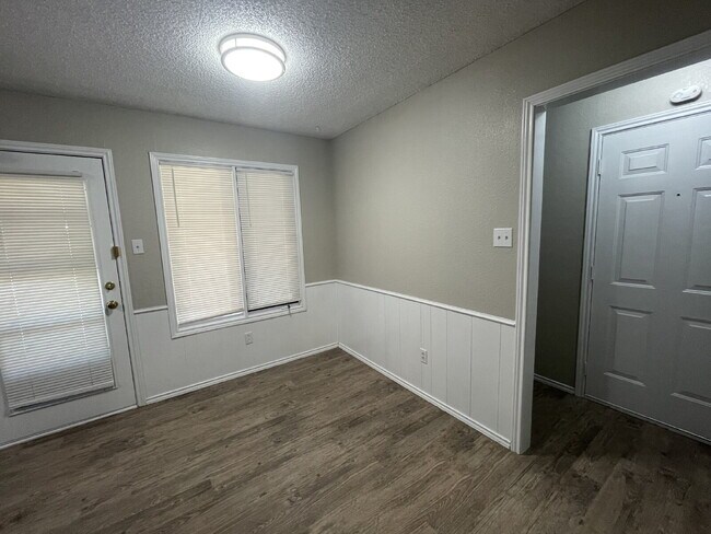 Foto del edificio - Duplex West Of Milwaukee & Minutes From Shadow Hills Golf Course!