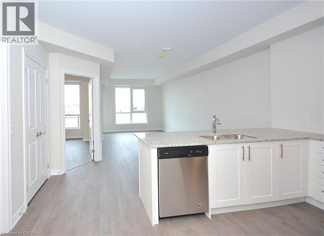 Photo du bâtiment - 150 Oak Park Blvd