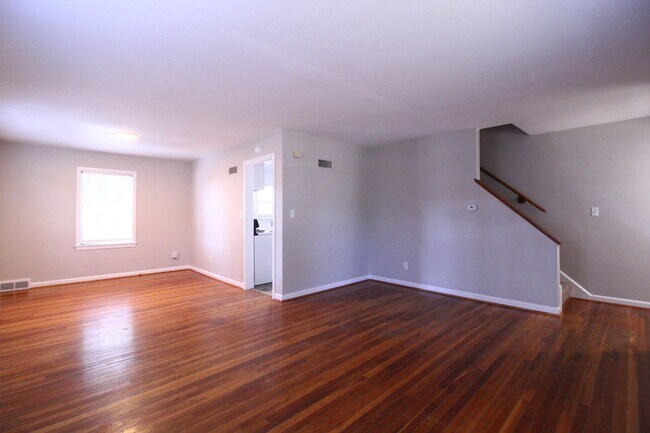 Foto del edificio - October FREE On This 2 Bedroom 1 Bath Dupl...