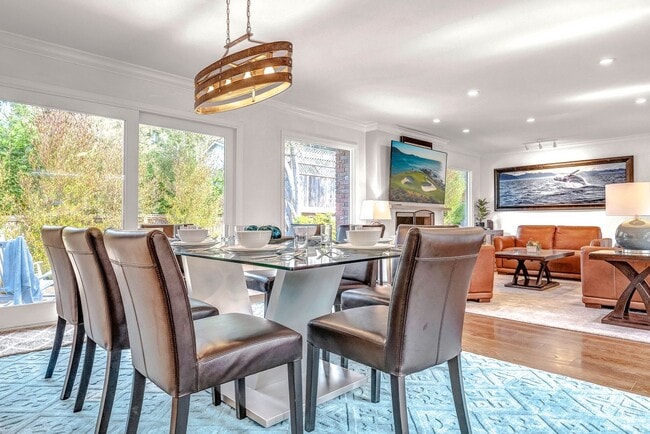 Building Photo - Perfect Location! 10-minute walk to the Oc...