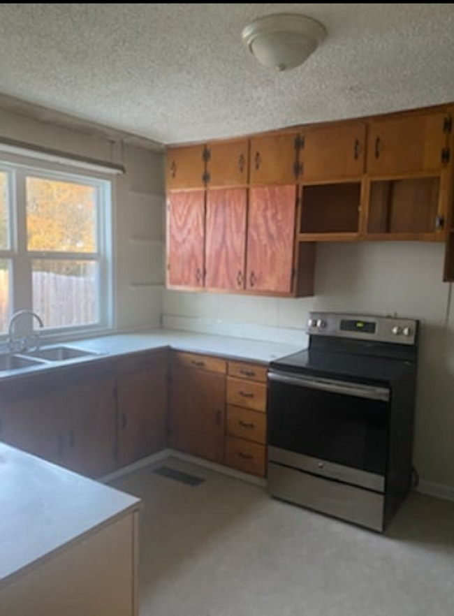 Building Photo - 3-Bedroom Home with Gated Backyard – Close...