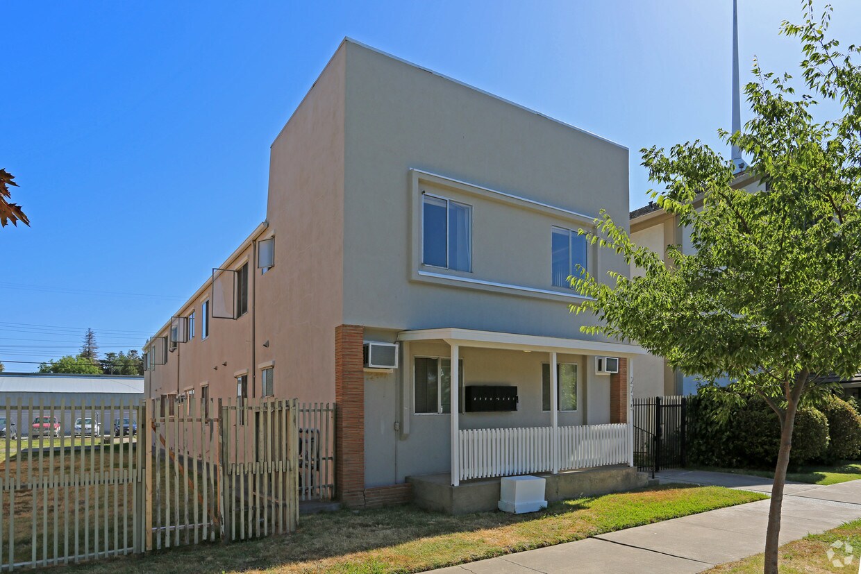 Building Photo - 2715 S St
