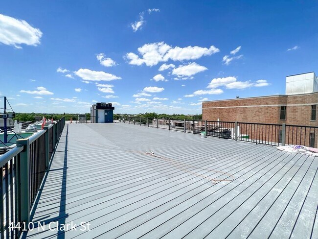 Building Photo - 4414 N Clark St