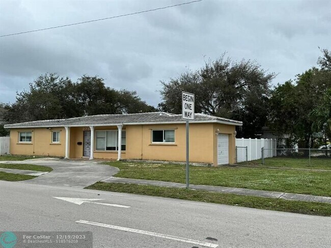 Building Photo - 2750 Van Buren St