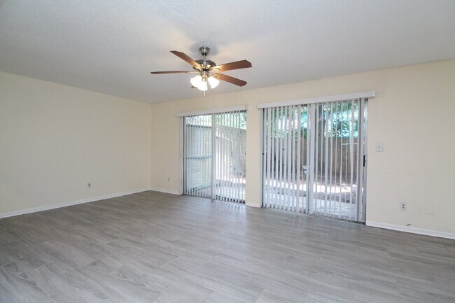 Building Photo - Updated 3 bed 2.5 bath Townhome  ~ Close t...