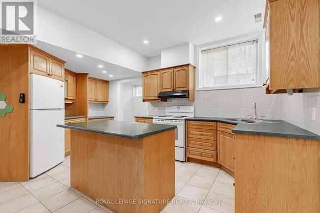 Building Photo - 44 Thatcher Ave