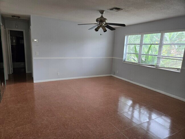 Foto del edificio - 301 NW 16th Ct