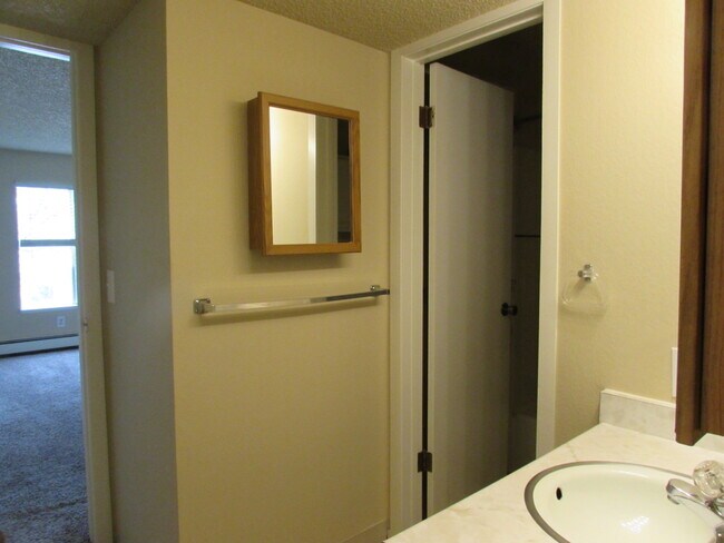 Foto del edificio - 3146 Lakeside Dr