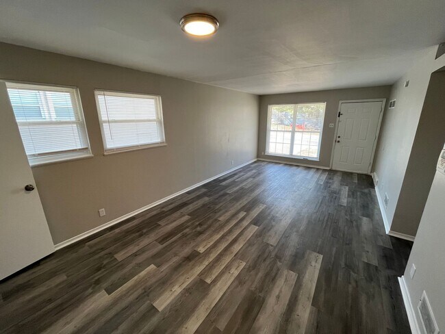 Foto del edificio - Renovated Three Bedroom Home Coming Availa...