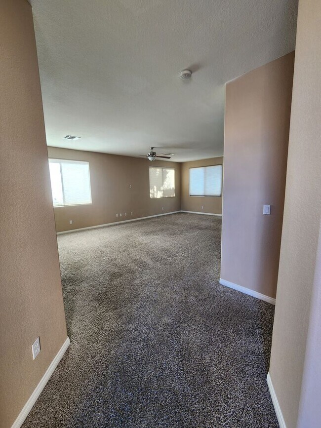 Building Photo - LOVELY 3 Bedrooms +LOFT, 3 Bathrooms, 2 Ca...