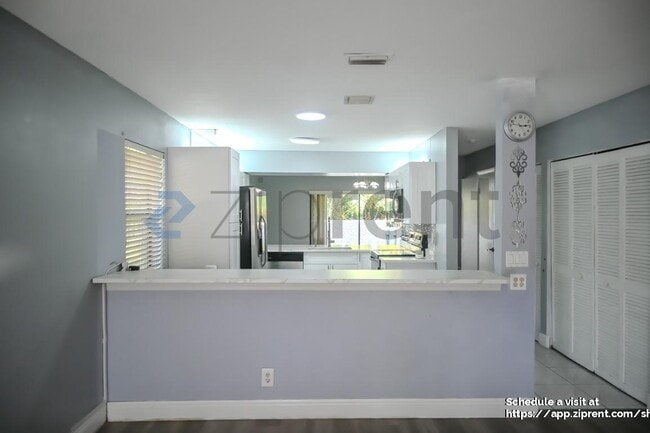 Foto del edificio - 9761 Riverside Dr