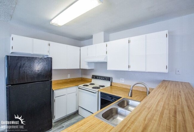 Building Photo - Beautifully Updated 2Bdm 1Ba Unit in a Gated Community