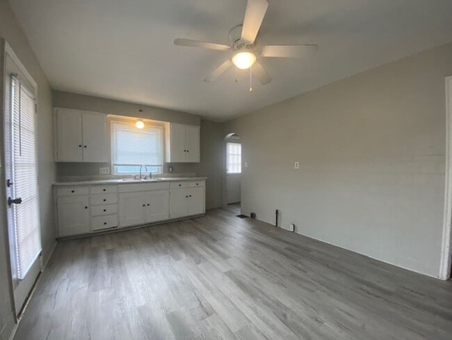 Building Photo - Three bedroom, one bathroom single family ...