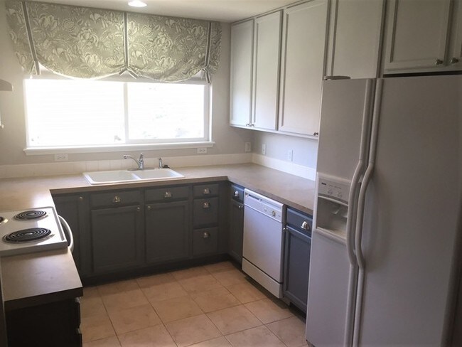 Building Photo - Lovely Lakeshore Condo with Garage