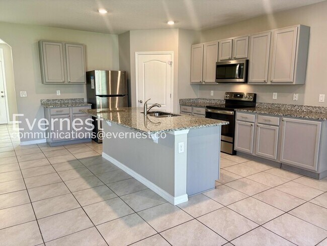 Foto del edificio - Limited Time Special Offer / 5 Bed/3 Bath Home with Garage / Pet-Friendly / Vouchers Accepted / A...