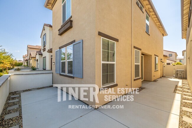 Building Photo - Well Appointed Roseville Home!