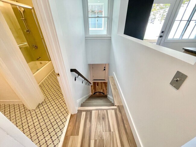 Building Photo - 4BR/2BA, 2 Level Bernal Heights Apt. w/Pri...