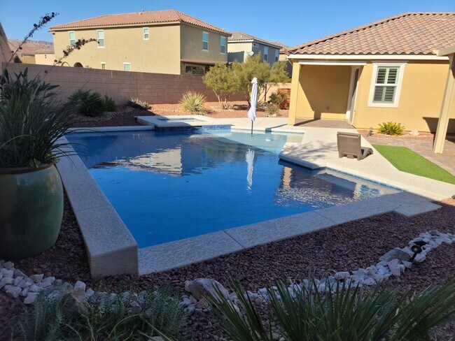 Building Photo - Marvelous single story home with private p...