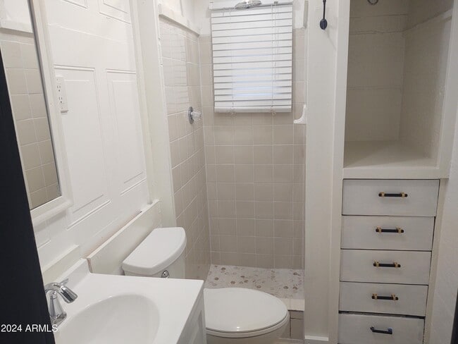 Building Photo - 1625 E Pinchot Ave