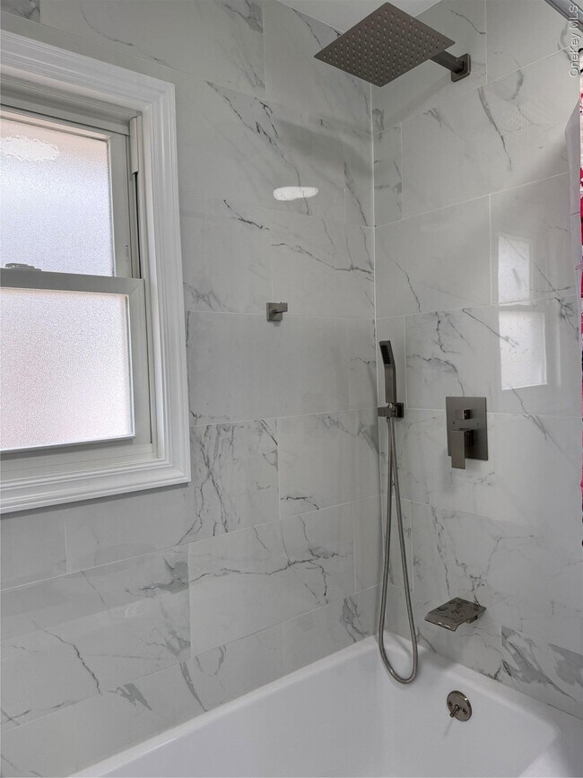 Foto del edificio - 165 Lynbrook Dr