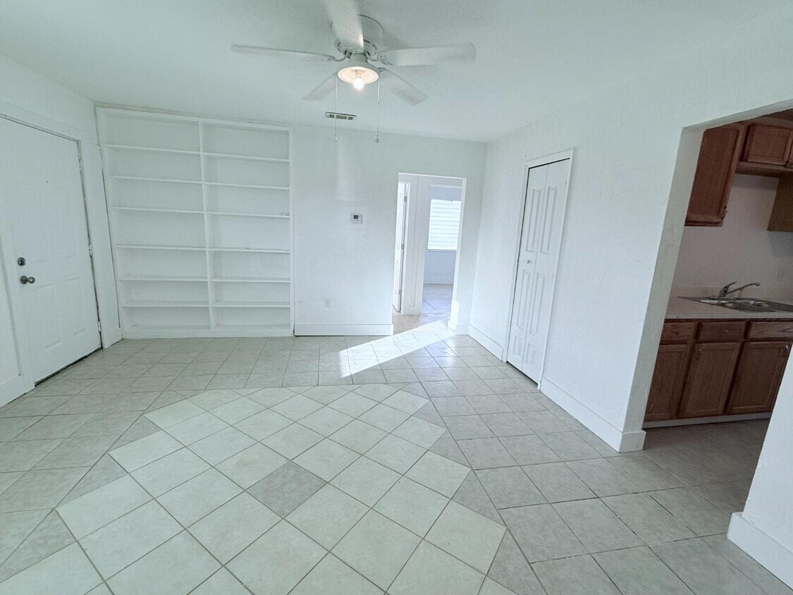 Foto principal - 2270 Aaron St