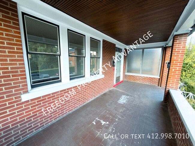 Building Photo - 156 Ormsby Ave