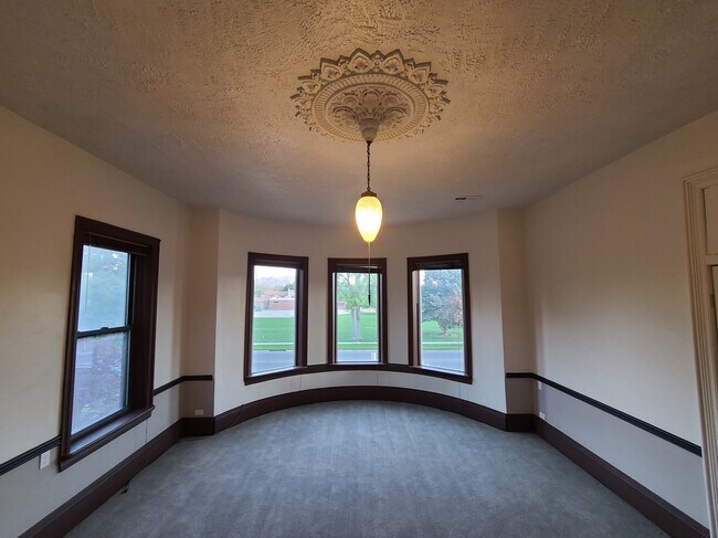 Building Photo - 690 W 300 S