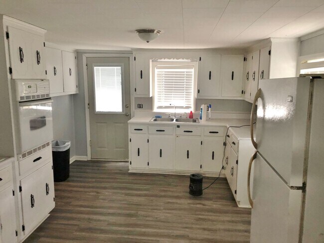 Building Photo - 2 Bedroom 1 bath