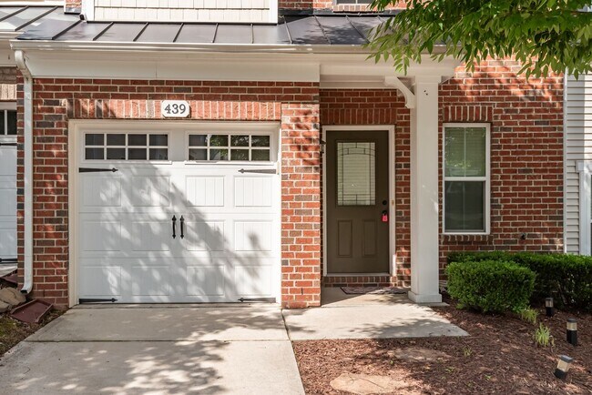 Foto del edificio - Beautiful 2 Bedroom Townhome in West Cary!