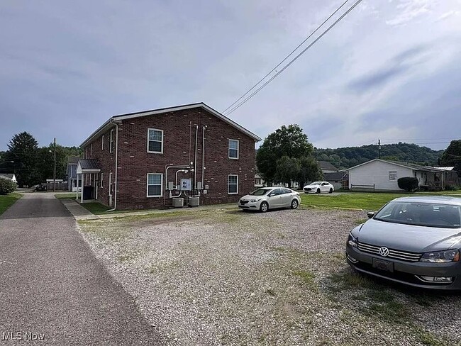 Building Photo - 545 E McConnel Ave