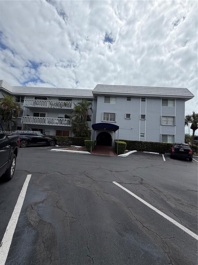 Building Photo - 100 Edgewater Dr