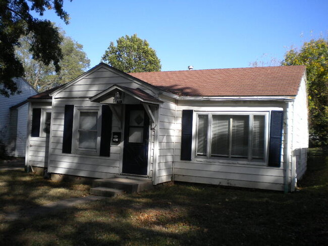 Building Photo - 2 bedroom 1 bath with detached garage