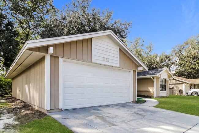 Building Photo - 647 Redwood Dr