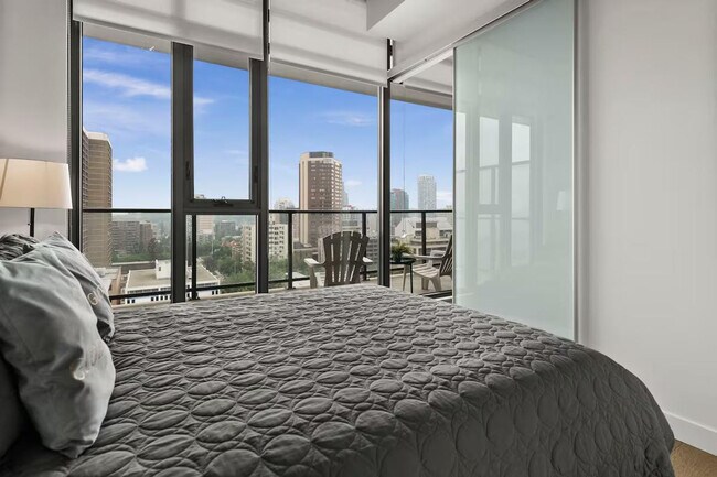 Photo du bâtiment - 1010-1016 6 St SW