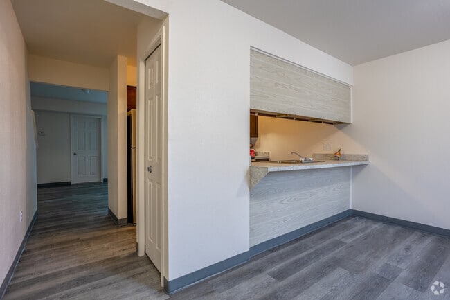 3BR, 2BA - 1,300SF - Kitchen - Arrowtree Apartments