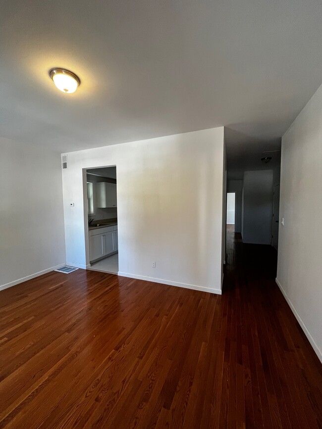 living room - 80 William St